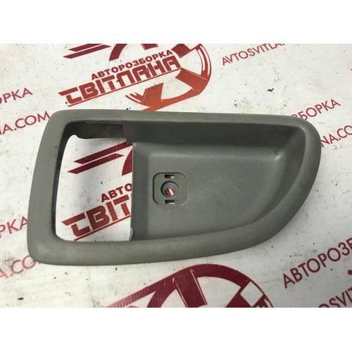 Накладка внутрішньої лівої ручки Kia Sorento 2002-2009 826213E000